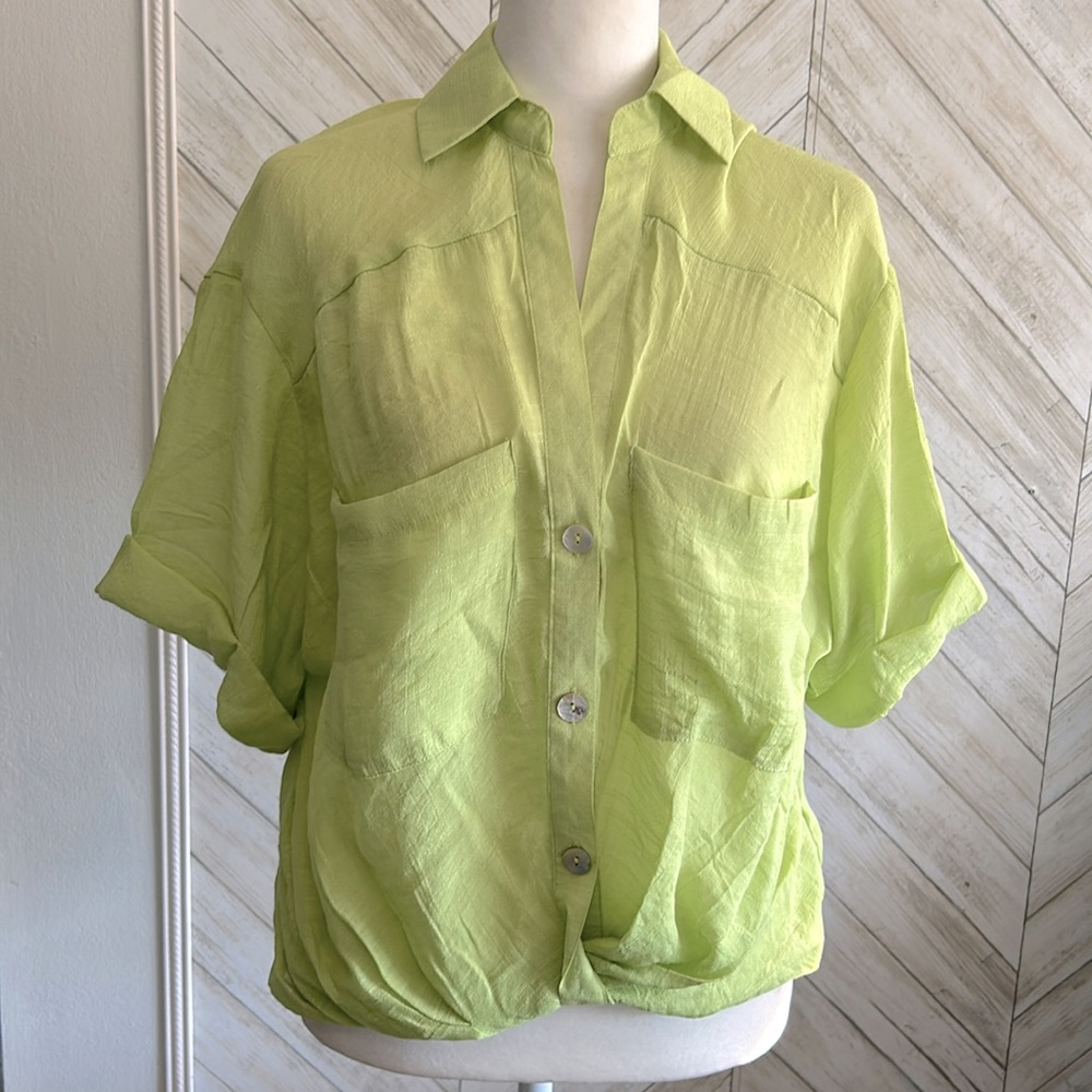 Lily Star lime green high low short sleeved top with collar, 3 button front M